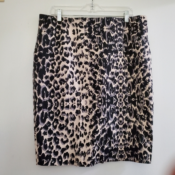 Mossimo Supply Co. Dresses & Skirts - 🌹Gorgeous Animal Print Pencil Skirt